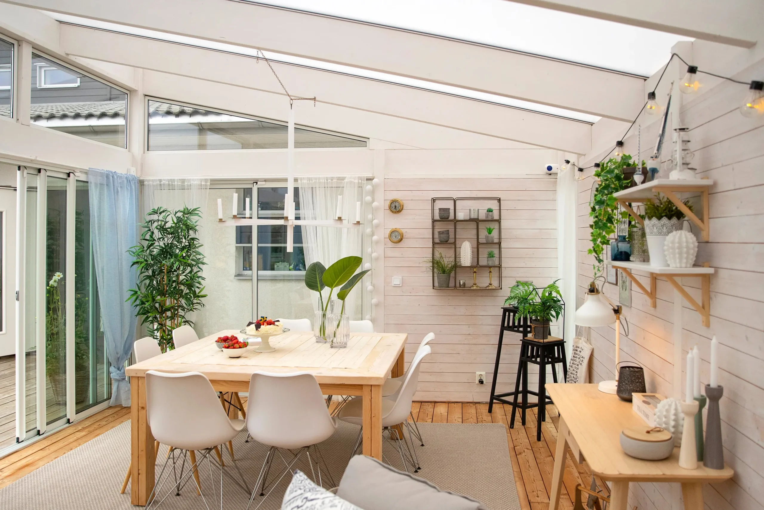 Fritstu00E5ende udestue med halvtag